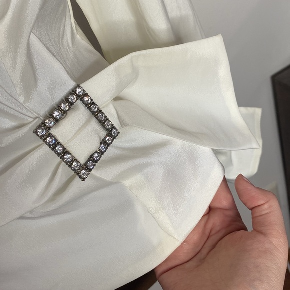 XSCAPE ivory ruffled special occasion top with rhinestone button buckle size 12 - Picture 8 of 15